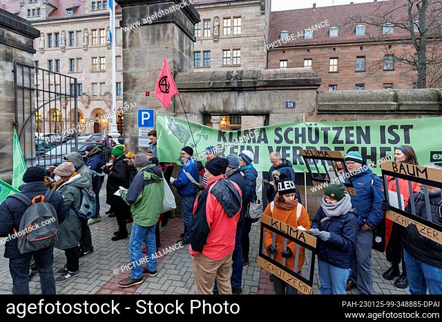 25 January 2023, Bavaria, Nuremberg: Climate activists protest next to the Nuremberg District Court during a trial against four climate activists for coercion