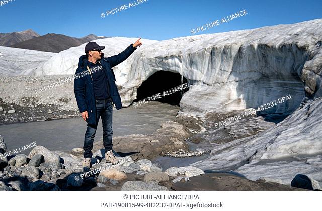 15 August 2019, Canada, Pond Inlet: Heiko Maas (SPD), Foreign Minister, visits a glacier near Pond Inlet in the Canadian Arctic