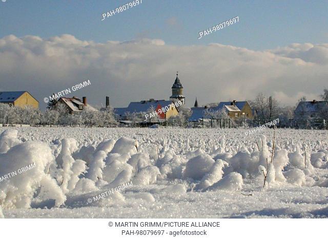 winter scenery in snowy countryside, Wiesenburg, Brandenburg, Germany | usage worldwide. - Wiesenburg/Brandenburg/Germany