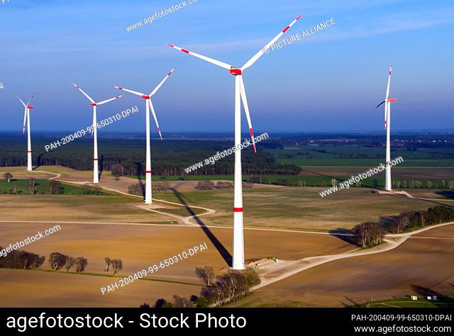 25 March 2020, Mecklenburg-Western Pomerania, Hoort: New wind turbines are located at the Hoort wind farm south of Schwerin