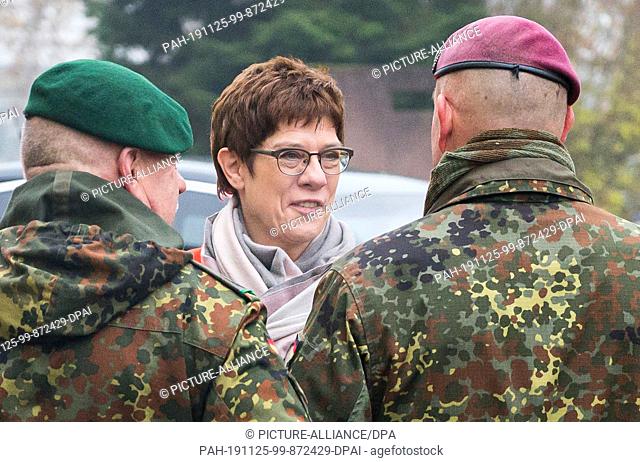 25 November 2019, Saarland, Saarlouis: Defence Minister Annegret Kramp-Karrenbauer (CDU) is welcomed by two commanders in the Graf-Werder barracks