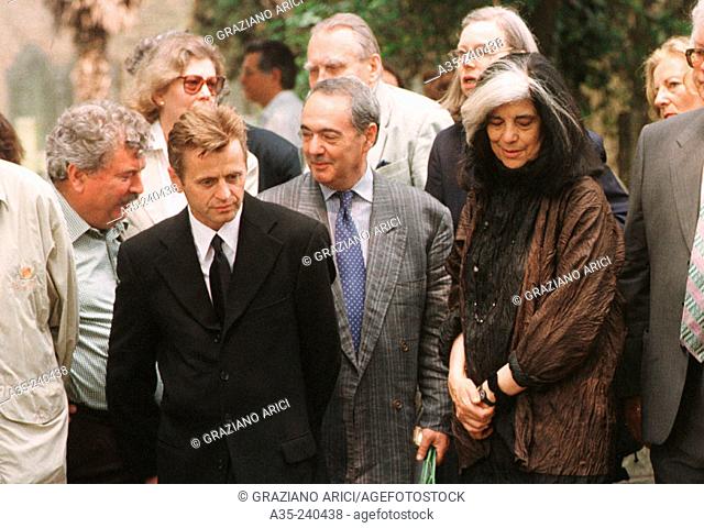 Mikhail Baryshnikov, Anatolu Laiman and Susan Sontag at Joseph Brodsky's funeral. Venice. January, 1996