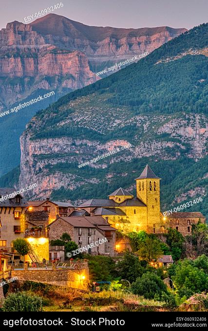 Das schöne alte Dorf Torla in den spanischen Pyrenäen in der Abenddämmerung