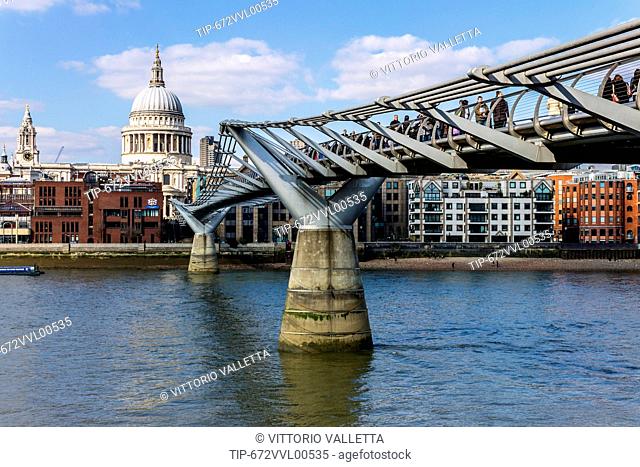 UK, England, London, Millennium Bridge and St. Paul's Cathedral