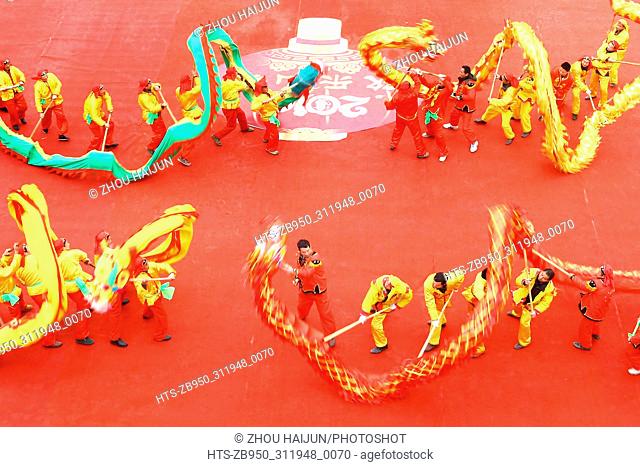 (180216) -- XUYI, Feb. 16, 2018 () -- Folk artists perform dragon dance in Xuyi County, east China's Jiangsu Province, Feb. 16, 2018