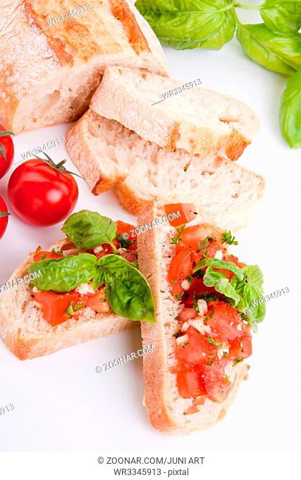 Frische bruschetta mit tomaten und Knoblauch auf einem Teller Isoliert auf weiß