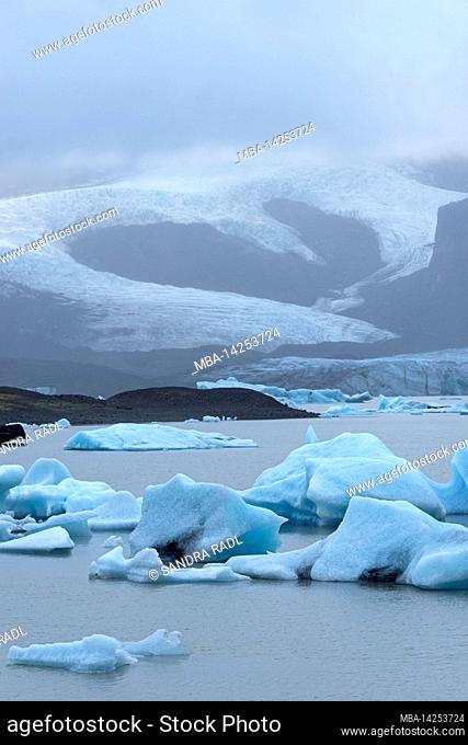 Icebergs floating in glacial lake Fjallsarlon, Fjallsjokull Glacier, Vatnajokull National Park, Iceland
