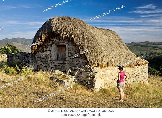 Woman looking at a tradicional cabin in Navalosa, Sierra De Gredos  Ávila  Castilla y León  Spain