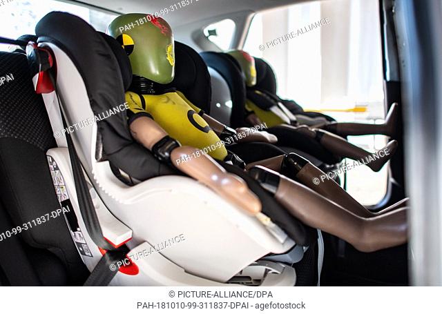 10 October 2018, North Rhine-Westphalia, Muenster: Two dummies are sitting in a child seat after an accident of the accident research of the insurer (GDV)