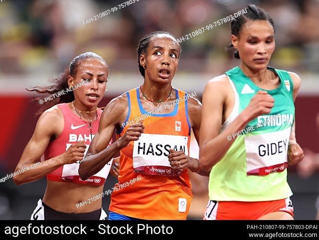 07 August 2021, Japan, Tokio: Athletics: Olympics, 10 000 m, women: Kalkidan Gezahegne (l-r) of Bahrain, Sifan Hassan of the Netherlands and Letesenbet Gidey of...