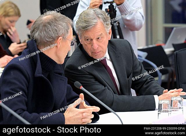 08 December 2023, Brandenburg, Potsdam: Gerhard Spörl (r), Managing Director of Spörl Consulting GmbH, and his lawyer at the committee of inquiry into the...