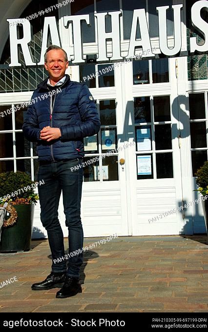 02 March 2021, Schleswig-Holstein, Westerland (sylt): Nikolas Häckel (independent), mayor of the municipality of Sylt and renewed candidate for the mayoralty