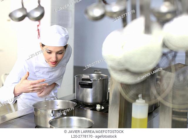 Trying the food, Chef, Cooks in cooking school, Cuisine School, Donostia, San Sebastian, Gipuzkoa, Basque Country, Spain, Europe
