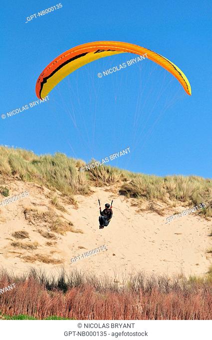 PARAGLIDER LANDING ON THE DUNES, BEACH OF QUEND, BAY OF SOMME, SOMME 80, FRANCE