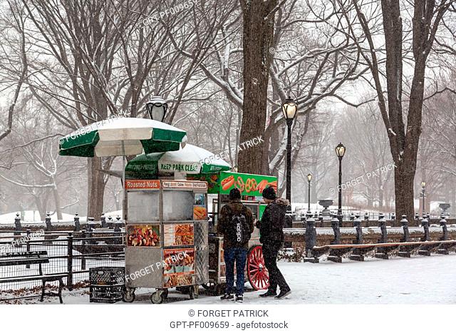 HOT DOG AND SNACK PUSHCART, CENTRAL PARK ON A SNOWY DAY, MANHATTAN, NEW YORK, UNITED STATES, USA
