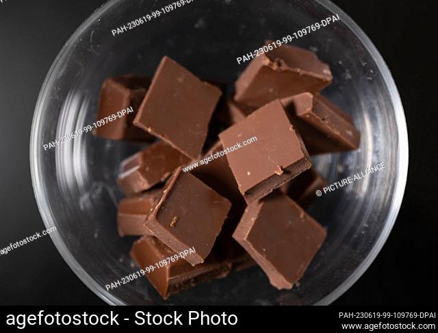 PRODUCTION - 16 June 2023, Saxony, Leipzig: ILLUSTRATION - A bowl of chocolate stands on a coffee table. Photo: Hendrik Schmidt/dpa