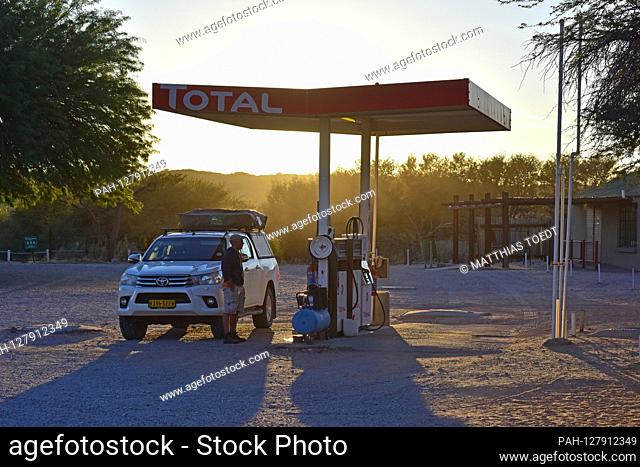 In the early morning, an off-road vehicle in the Kgalagadi Transfrontier National Park is refueled in an off-road vehicle, taken on 24.02.2019