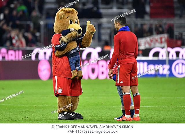 After the end of the game, mascot Berni hugs the child of Thiago ALCANTARA (FCB). Football 1. Bundesliga, 21.matchday, matchday21