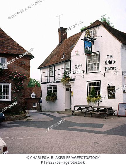 The 15th century White Horse pub in the old village of Chilham. Kent, England, UK
