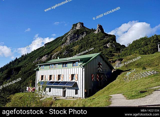 Austria, Tyrol, Kaisergebirge, Zahmer Kaiser, Kaiserbachtal, Stripsenjoch, Stripsenjochhaus, outbuilding, behind it Hundskopf climbing rock
