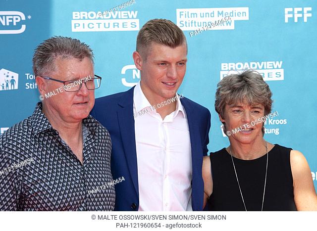 Footballer Toni KROOS, with his parents Birgit and Roland KROOS, Red Carpet, Red Carpet Show, Arrival, arrival, Premiere for the film KROOS, on 30.06