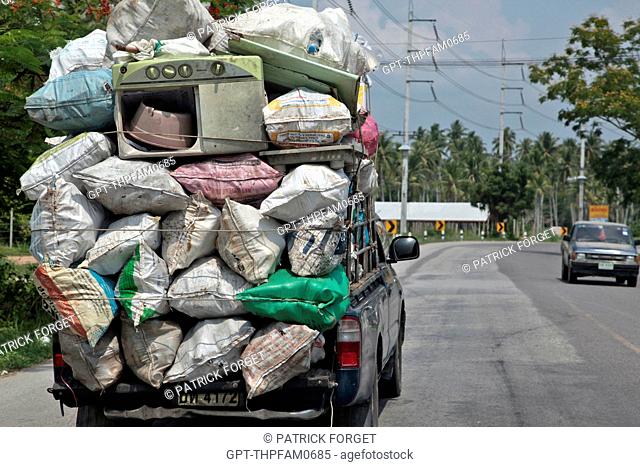 OVERCROWDED PICKUP TRUCK, ROAD IN THE REGION OF BANG SAPHAN, THAILAND, ASIA