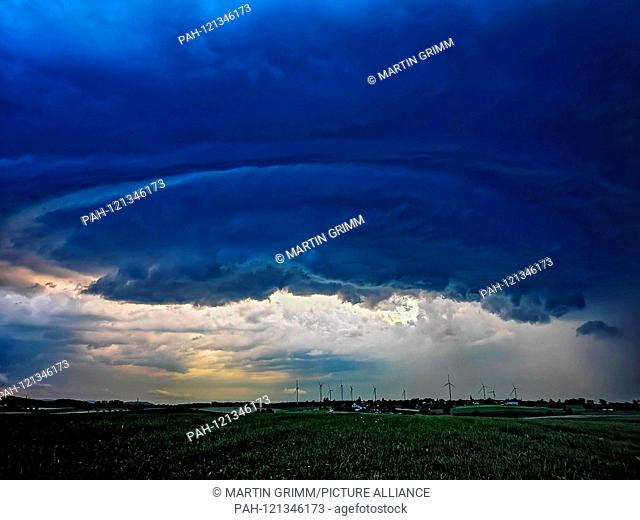 approaching thunderstorm with heavy rain, hail and strong gusts of wind, Baden-Wuerttemberg, Germany - 7 June 2019 | usage worldwide