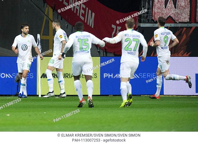 goalkeeper Admir MEHMEDI (left, WOB) and the Wolfsburg players cheer on the goal to 1: 0 for the VfL Wolfsburg, jubilation, cheer, cheering, joy, cheers
