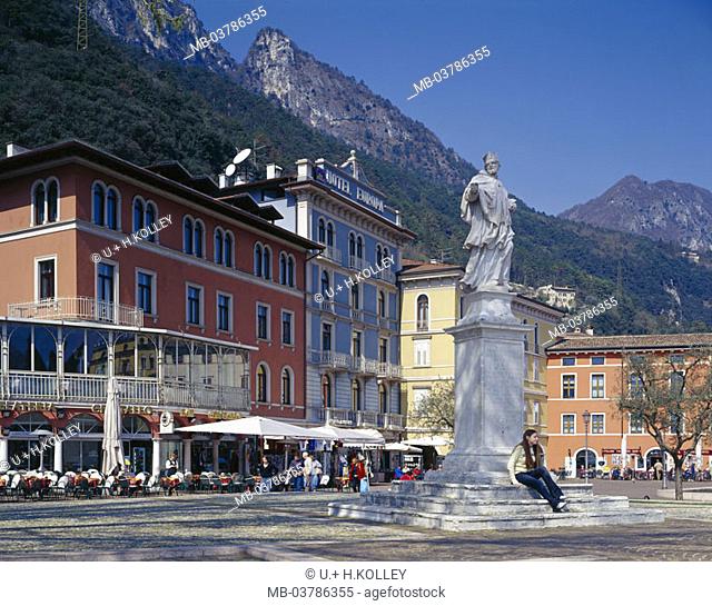 Italy, Riva, piazza Tre Novembre,  Statue, saint Johann Nepomuk,  Antonius Europe, North Italy, destination, tourist center, sight, statue, houses, street cafes