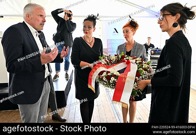 24 May 2022, Thuringia, Erfurt: Birgit Meusel (M), Jana Rötsch (2nd from right) and Tina Morgenroth (r) from the Mehrwertstadt (Value-Added City) faction in the...
