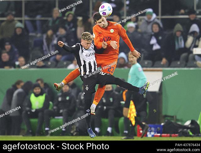 firo: 05.12.2023, football, soccer, DFB Cup 2023/2024 round of 16 Vfl Borussia Monchengladbach - VfL Wolfsburg 1:0 duels from left: Jonas Wind versus Robin Hack