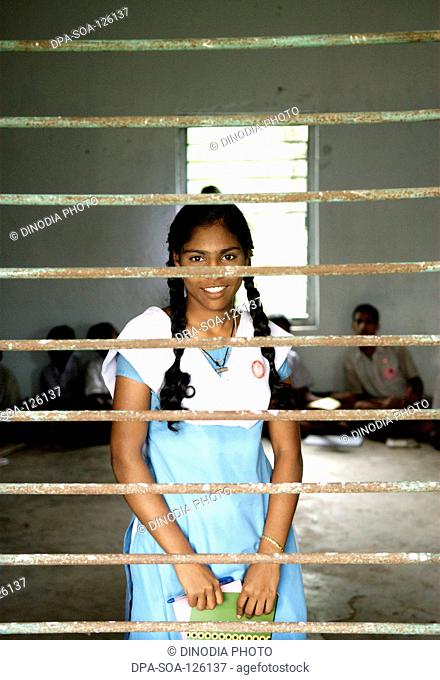 School girl ; Ngo Patang ; Sambalpur ; Orissa ; India MR717A