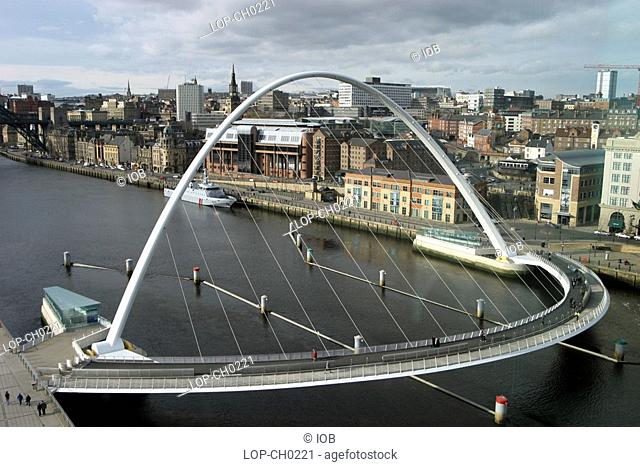 England, Tyne and Wear, Gateshead , The Millennium Eye bridge over the River Tyne