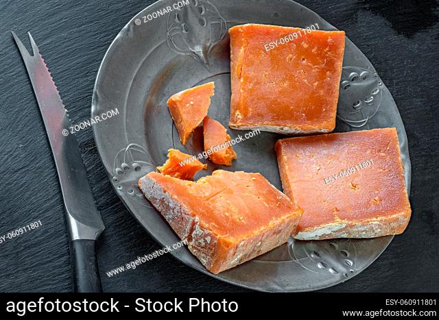 Red Leicester: Roter Hartkäse aus Leicestershire in England. Red Leicester cheese, aged, on a pewter plate (jugendstil)