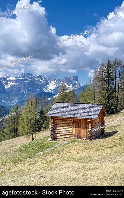 Wengen, High Abbey, Province of Bolzano, South Tyrol, Italy. Barn on the Ritwiesen, in the back the Geisler peaks and the Puez group