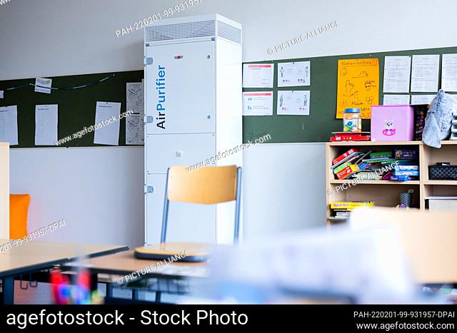 01 February 2022, North Rhine-Westphalia, Bonn: Air filtration units stand in a classroom at the Förderschule Derletalschule
