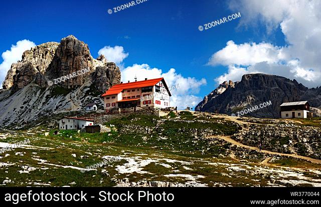 Dreizinnenhütte Die Dreizinnenhütte ist eine Schutzhütte des CAI in den Dolomiten Südtirol, Italien auf einer Höhe von 2.438 m