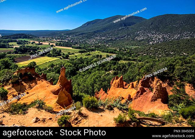 France, Vaucluse, Rustrel, Colorado provencal landscape