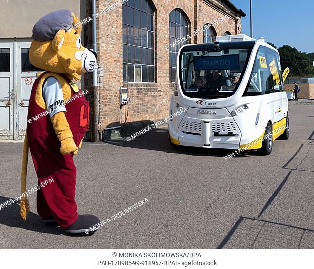 An autonomously driven bus of the type Navya Arma DL4 can be seen during a press meeting of the Dresden transport services (DVB) and the Transport Association...