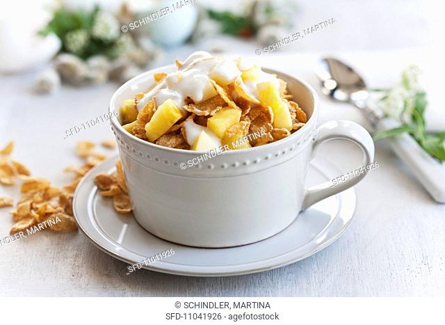 Cornflakes with fruit and natural yogurt