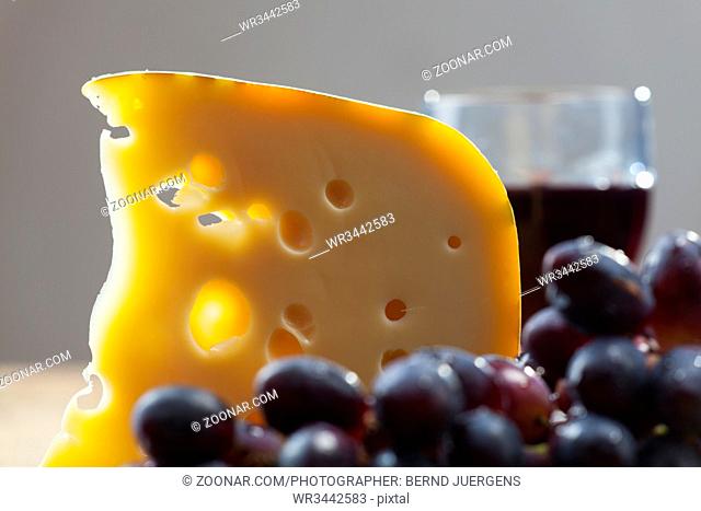 Schweizer Käse, Weintrauben und Rotwein