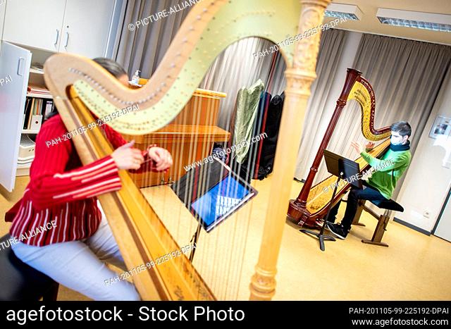 03 November 2020, Lower Saxony, Hanover: Music student Malik Vollmer plays his harp during a lesson at the municipal music school