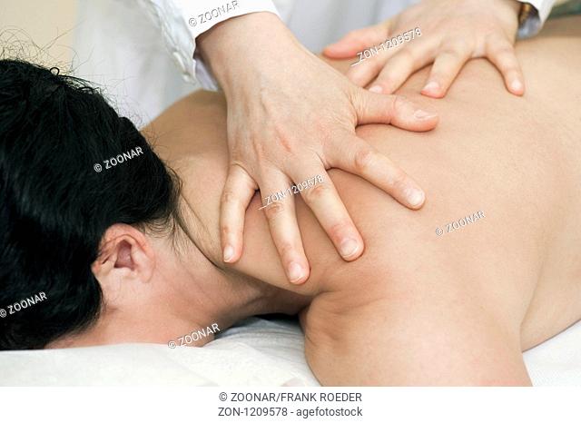 weibliche Person bekommt eine Rückenmassage