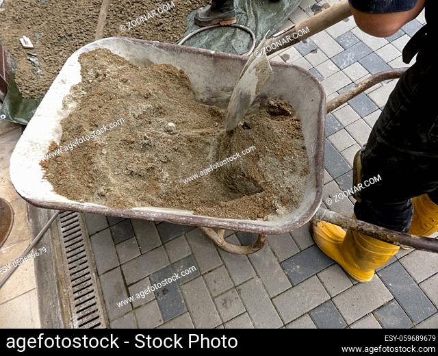 Zement wird in einer Schubkarre angemischt