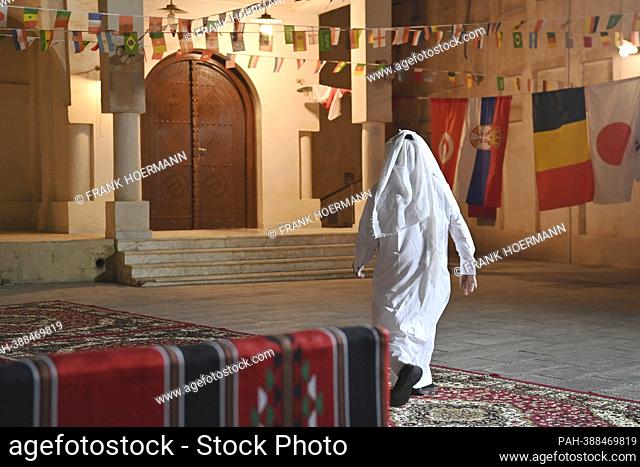 Qatari, man in traditional robe in the famous Souq Waqif, bazaar, World Cup 2022 in Qatar from 20.11. - 18.12.2022 ?. - doha/Katar