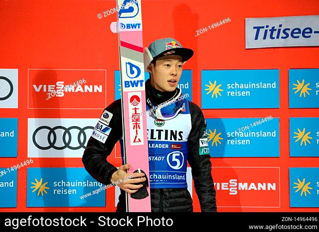 Ryoyu Kobayashi (Japan /JAP) bei der Siegerehrung beim FIS-Weltcup-Skispringen Titisee-Neustadt