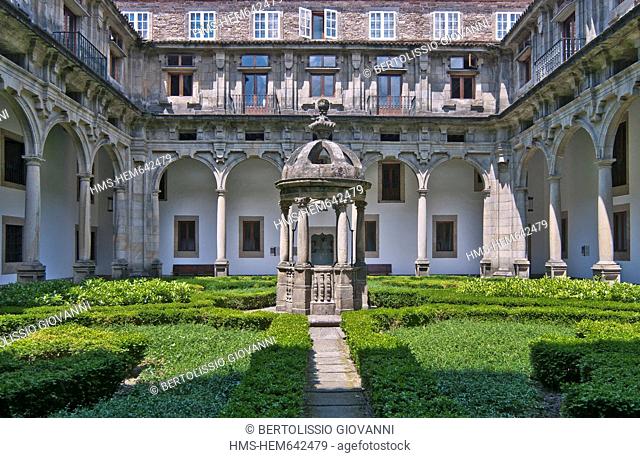 Spain, Galicia, Santiago de Compostella, listed as World Heritage by UNESCO, Hostal dos Reyes Catolicos, 16th century, courtyard garden and then Renaissance
