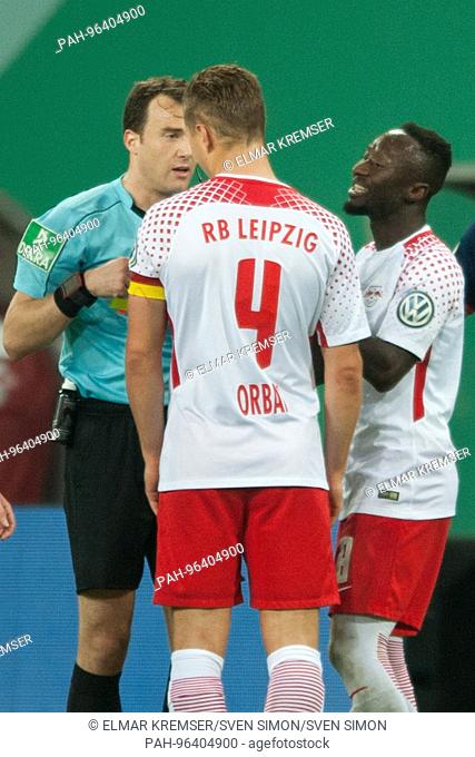 referee Felix ZWAYER (li.) zeigt Naby KEITA (re., L) die gelb rote Karte, Platzverweis, gelb, rot, Fussball, DFB Pokal, 2