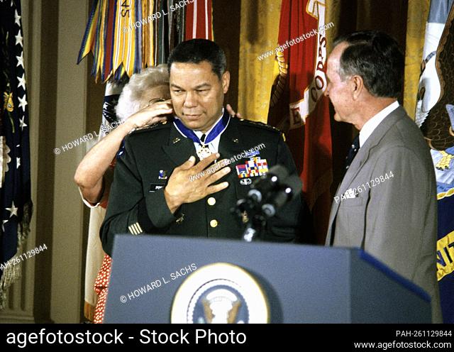 United States President George H.W. Bush and first lady Barbara Bush present the Presidential Medal of Freedom to Chairman of the Joint Chiefs of Staff US Army...