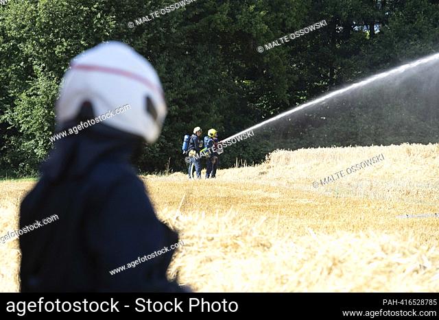 The Ratingen fire brigade extinguishes a burning corn field in Ratingen-Breitscheid, an overheated combine harvester had set the field on fire, fire, fire, heat